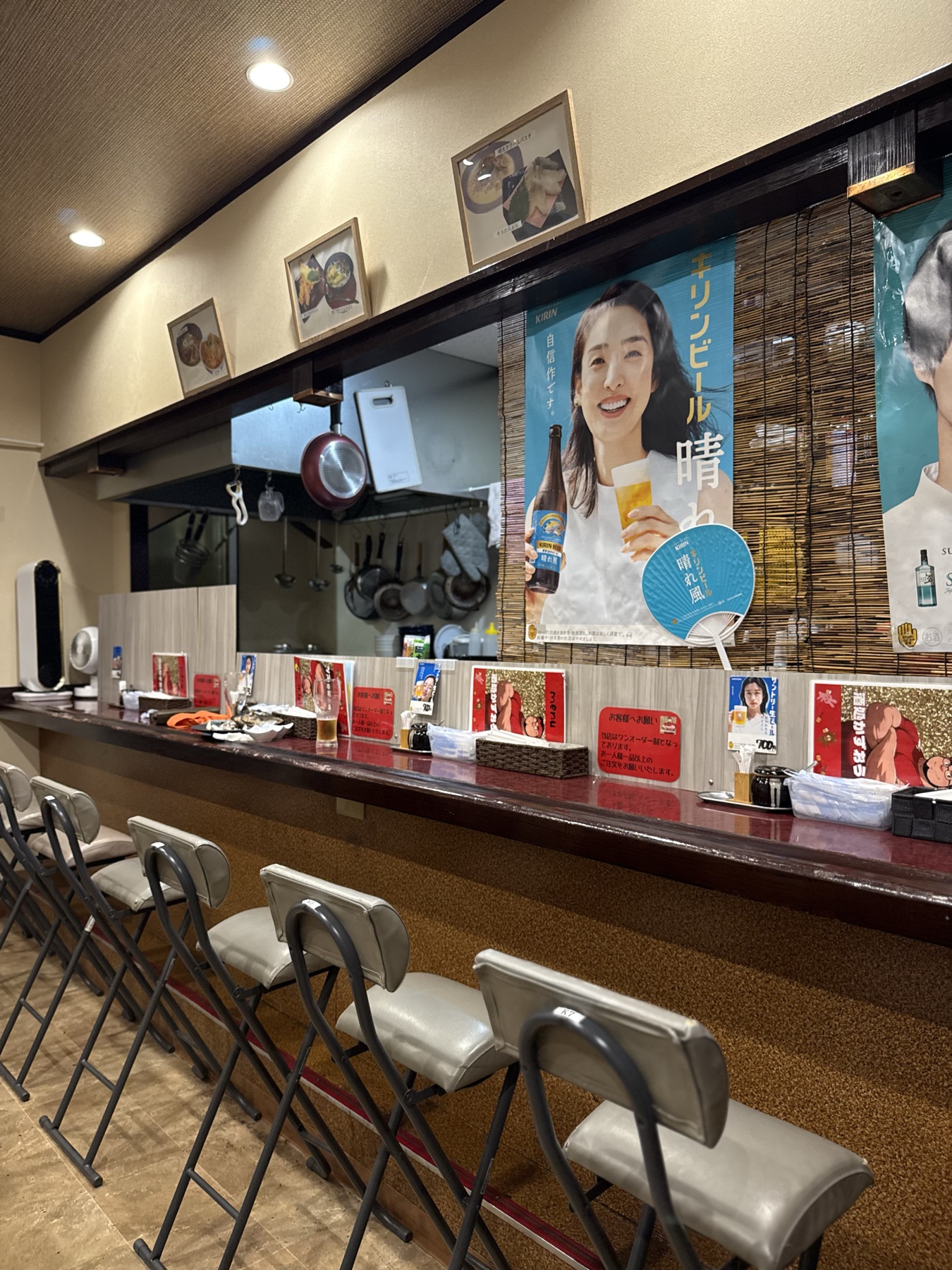 店内を見渡せるカウンター全景
